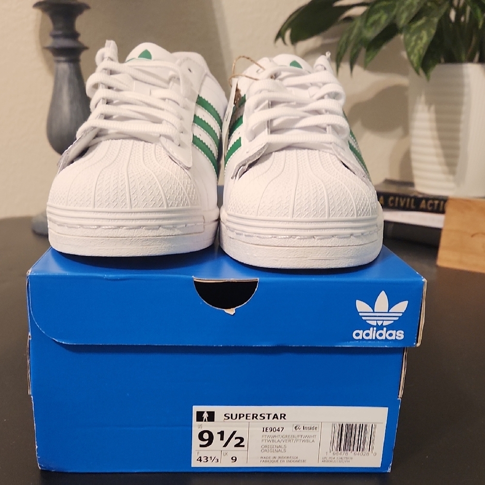 Adidas Classic White and Green Sneakers - Picture 5 of 8